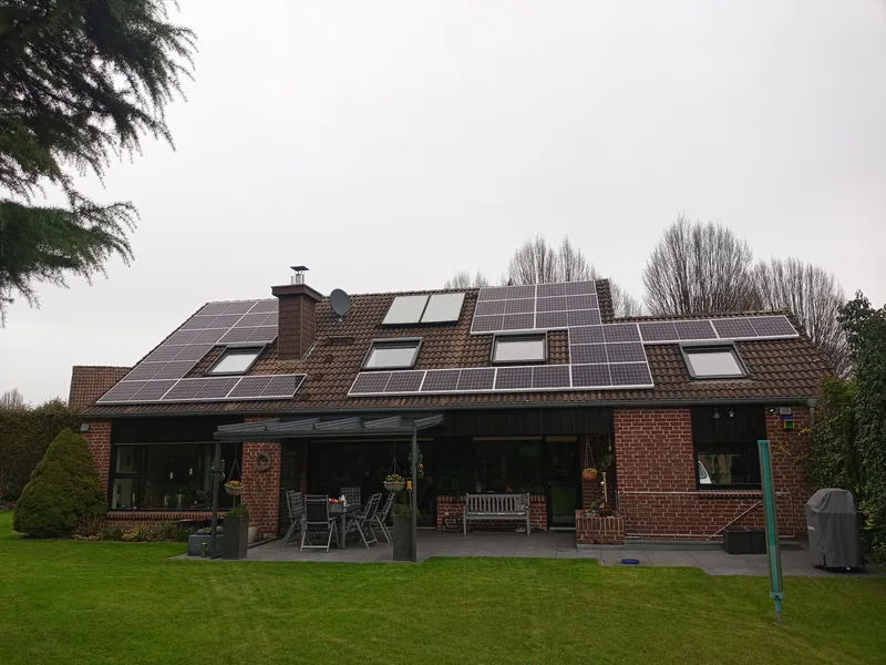 Große PV-Anlage auf Wohnhaus mit Terrasse