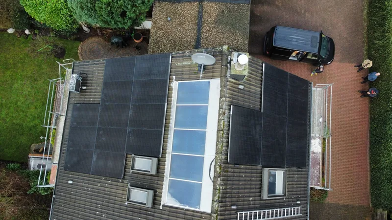 Vollflächige Belegung mit schwarzen Modulen
