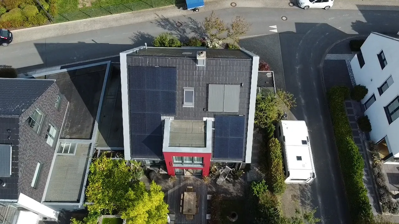 Modernes Haus mit Solaranlage